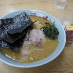 家系ラーメン 近藤家 - ラーメン中(800円)