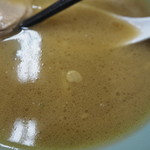 家系ラーメン 近藤家 - スープ。少しはネギが入っている