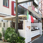 リストランテ ピッツェリア ジャンカルロ トウキョウ - パラソルが付いたテラス