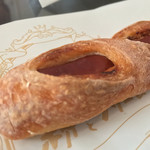 粉とクリーム - #食べログ的に撮るとこうなる。  
      本日のポンイツ。
      長さおよそ40cm、充実の長〜いウインナー棒！