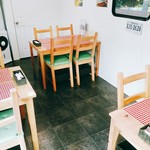 TAKAO kitchen - こじんまりとした店内はさっぱりとしていて居心地良し。