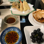 八甲田山荘 - 料理写真:天ぷら、ホタテ焼き、ぶどう