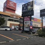 通りの大きな看板。