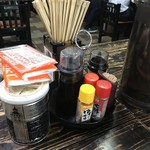 長尾中華そば - 卓上。