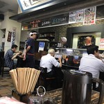 長尾中華そば - カウンターと厨房方向。