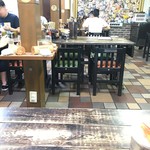 長尾中華そば - テーブル席。