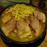 汁麺から遥かに盛り上がる麺の異景