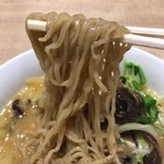 富川製麺所 - 【2017年07月】味噌ラーメン、麺アップ、麺が個性的です。