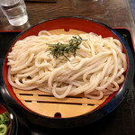 得得うどん - ざるうどん3玉(¥594) アップ
            3玉にしたおかげでそれなりに量はあるが、普通に1玉だとこの1/3しかないと考えると、デフォの値段が¥594というのは決して安いとは言えないと思う。