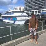 LITE BITES - ケアンズの港から高速カタマラン船でグリーン島に向かいます