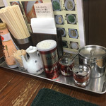 支那ソバ かづ屋 - 卓上セット　ブラック×ホワイトペッパー