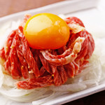 Yakiniku Nikubei - 究極のユッケ‼︎卵を割り自家製のユッケダレと一緒に混ぜてお召し上がりください。
