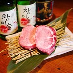 Yakiniku Nikubei - 厚切り塩タン‼︎じっくりと焼き厚熱ジューシー！食べないと損です。