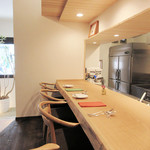 ラ・トラース - 店内はカウンターとテーブル数台(2017.9月後半)