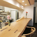 ラ・トラース - カウンターの後ろにテーブルが数台