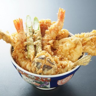 創業以来注ぎ足したタレが旨い！名物の天丼はランチでも