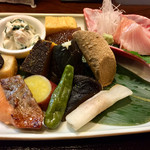 菊川 - 色とりどりの料理が並ぶ