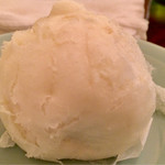 廣東飯店 - ミニ叉焼まん、どアップ、叉焼の味付けは濃厚