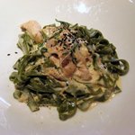 葉唐辛子を練り込んだフィットチーネ、うさぎのごまクリームソース