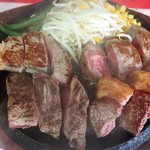 トゥッカーノグリル＆バー - クアトロプレート2倍(400g) ¥2,700  それぞれの肉の味を堪能できオススメです。先ずは塩、胡椒で食べるといいですね。コスパもいいんじゃないでしょうか(￣▽￣)