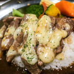 アフター ザ レイン - 立派なステーキの上にはチーズがトッピング。