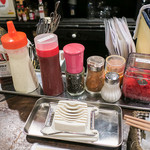 アフター ザ レイン - 卓上の調味料。