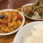 台湾客家料理 新竹 - 今日の「日替わり」。右が生姜焼き、左がトマトと玉子の炒め。