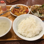 台湾客家料理 新竹 - 今日の「日替わり」。左は大根スープ、おかずの右が生姜焼き、おかず左がトマトと玉子の炒め。