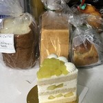 パティスリー SATSUKI - 後ろ２つとケーキ：賞味期限この日
      １つ：賞味期限翌日・・・