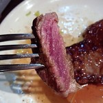 肉の大山 - お肉の断面。ミディアムな焼き具合です。