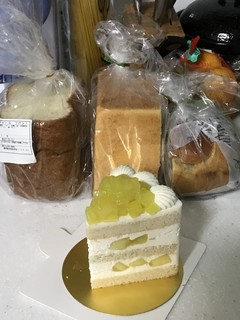 パティスリー SATSUKI - 後ろ２つとケーキ：賞味期限この日
１つ：賞味期限翌日・・・