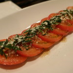 鳥みつ - トマトと青じそとオニオンピクルスのサラダ680円