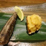 魚酒肴 くぅ - メヒカリ唐揚げ&ゴロゴロ玉葱の天ぷら自家製ソース掛け