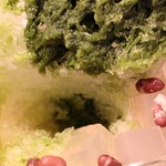 とらや工房 - 氷あんみつの中にはちゃんと抹茶シロップが。