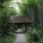 とらや工房 - 入り口に当たる山門。