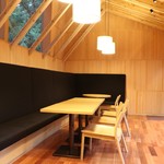 とらや工房 - 屋根のあるカフェスペース内部。