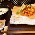 蕎麦見世のあみ - 二色蕎麦と桜海老かき揚げ御膳（とろろご飯、桜海老かき揚げ）