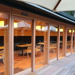 とらや工房 - 屋根のあるカフェスペース。