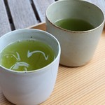 とらや工房 - 冷たいお茶と温かいお茶。