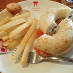 カフェ・ド・ローツェ - サーモンとクリームチーズのベーグルサンドセット850円。（サラダ、ドリンク付き）