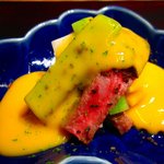 虎白 - 和牛と野菜の黄身酢掛け、塩昆布を散らして