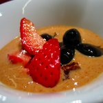 虎白 - 黄粉とラム酒のソース掛け蕨餅、苺と大納言