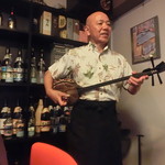 がちまやぁ - 店主さんがさんしんを披露