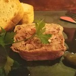 イタリアンバー レアーリ - 猪肉のテリーヌとパン（1200円）