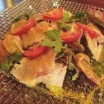 イタリアンバー レアーリ - 対馬カジキマグロ腹身の炙りとからすみのサラダ（1200円）