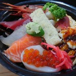 Hikarizushi - 海鮮丼　1100円税込。ランチは、茶碗蒸しとくだもの付き