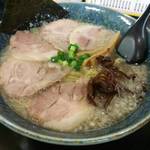 まるみ - 昔流行った背脂系豚骨醤油ラーメン的なビジュアルです。