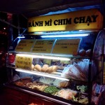 Banh Mi Chim Chay - ちょっと怪しい市場にあります。高校生たちで運営してるのでお昼は開いてません。