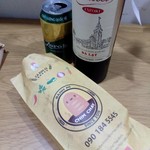 Banh Mi Chim Chay - ドリンク写真:オシャレな袋に入ってるバンミー。これとダラットワインがあれば♥