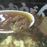 Niku Chan Udon - 柔らかく煮込んだ牛肉の角切りと醤油黒いつゆが特徴です。牛ホホ肉とスジ肉のブレンド。